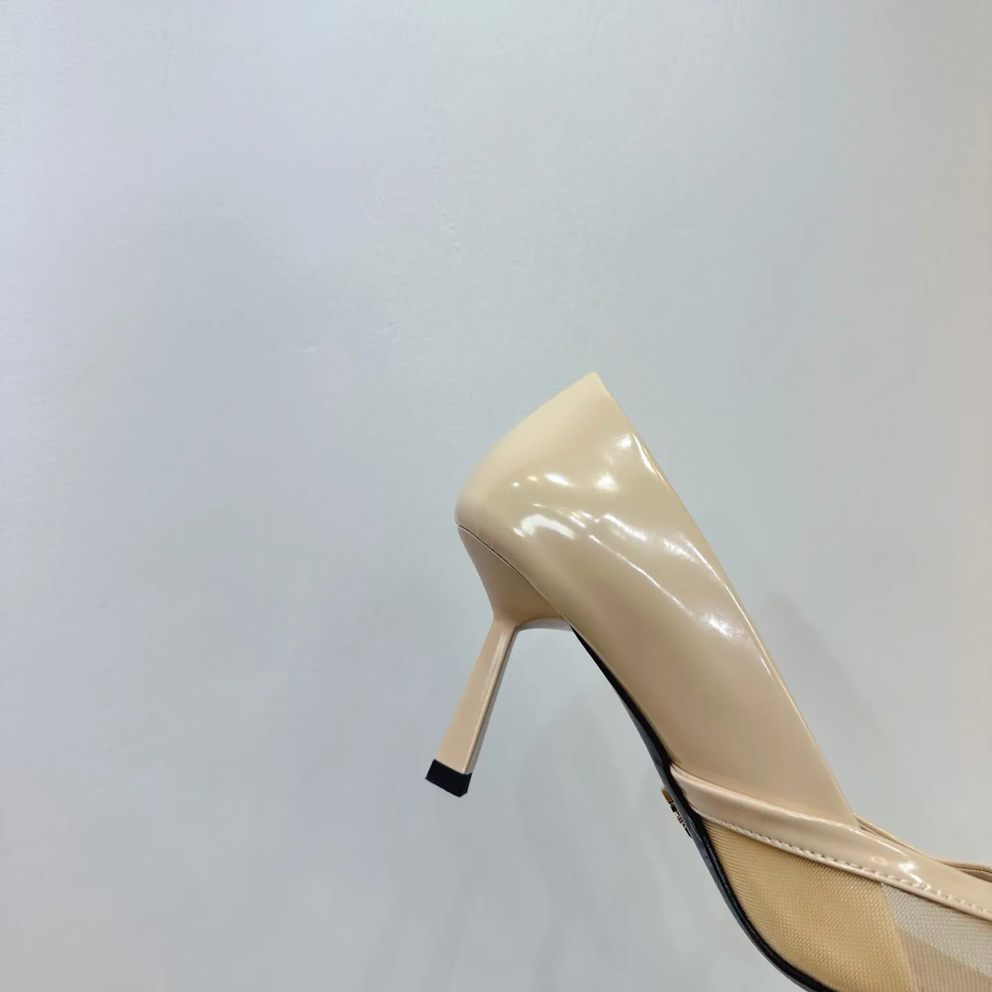 👟👟Ex-factory price 560👟👟 2025 SSS launches Prada’s latest long boots, sandals, thin heels, empty backs, thick heels series ————————🆚🆚🆚 💥PRADA's early spring T-stage catwalk show is the same style as "Dreams Never Sleep". Prada can use it on important occasions. The fresh style has a bit of nobility and is perfect on the feet. 💃💃 Wear this shoe with it. It is elegant and crystal clear, regardless of various accessories. The materials are all exclusively customized one-to-one and must be zero-distance from the original. The entire series is full of exciting and unexpected combinations of elements. The expression of different materials and textures of fabrics has a strong artistic flavor, allowing you to appreciate the ever-changing style of Prada girls. 1⃣ Upper: Made of open-edge bead➕mesh 2⃣ Lining: imported sheepskin 3⃣ Outsole: Italian original genuine leather outsole Heel height 7.5 4⃣🔺Original labeling feet, stock code number 35M-39M (40 41 42 customized, non-returnable and non-exchangeable).